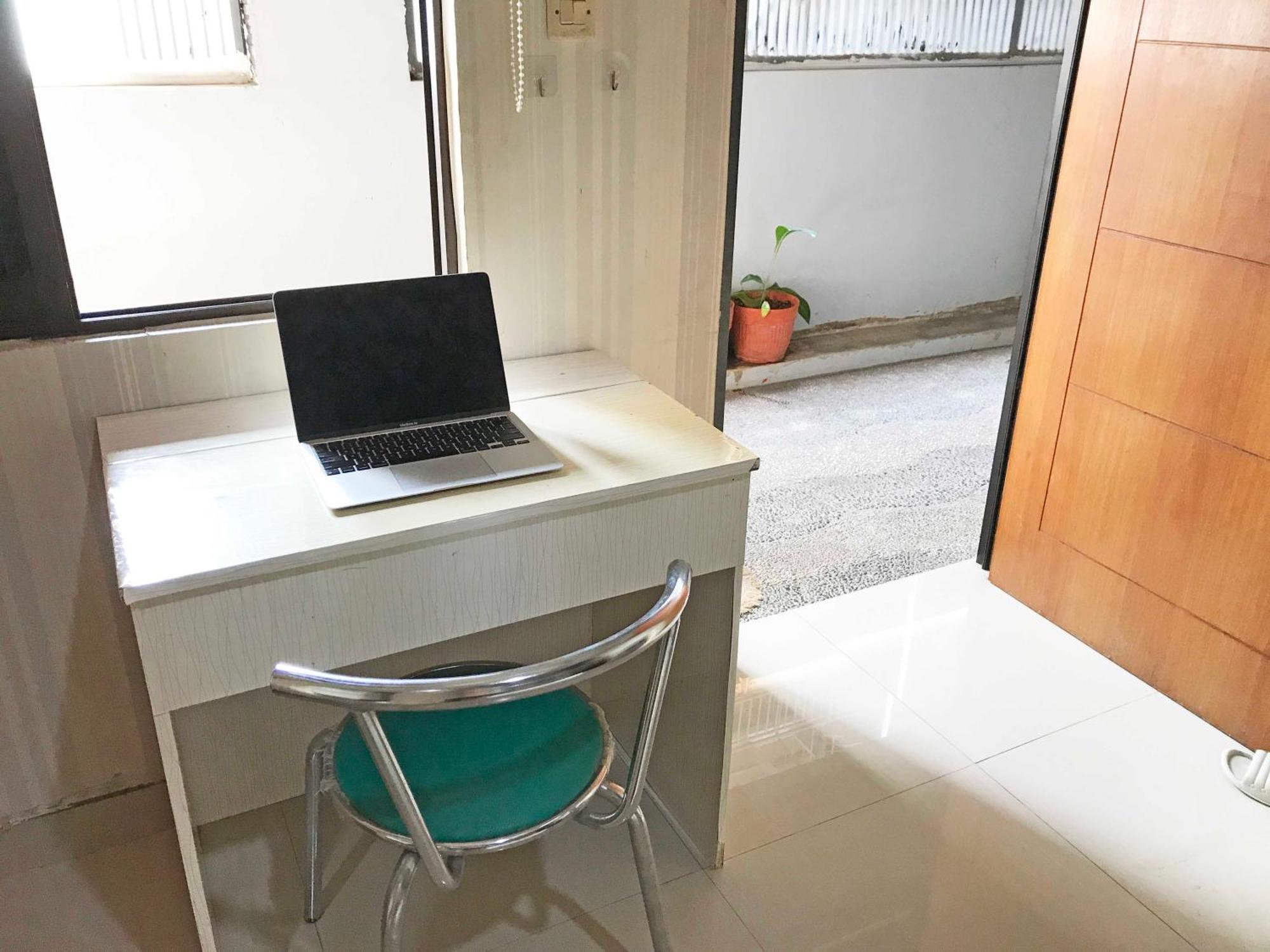 37 Guesthouse Jakarta Szoba fotó